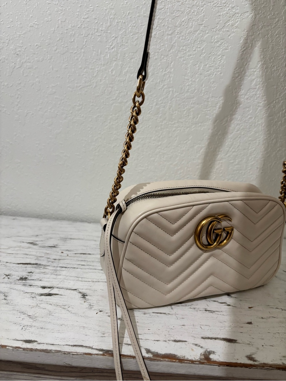 Authentic Gucci Ivory Quilted Leather Crossbody with Gold GG - Picture 5 of 16